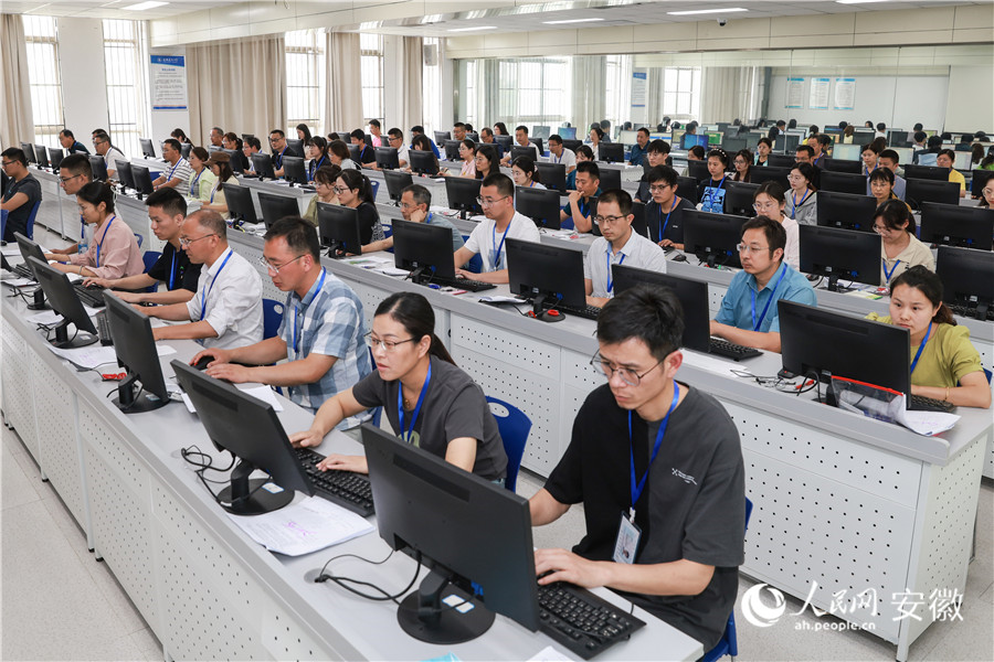 安徽建筑大學評卷點，評卷教師進行數學學科閱卷。人民網記者 張俊攝