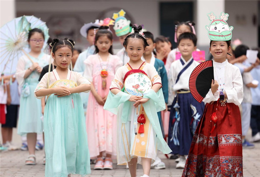 6月16日，合肥市大通路小學的“樂端午•粽情游”趣味游園活動現場，孩子們進行傳統漢服展示。解琛攝