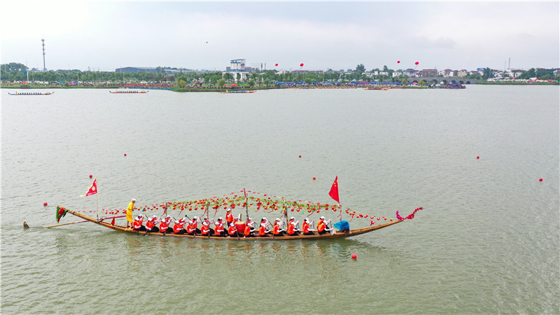 行进在南陵奎湖上的“凤船”。人民网记者 张俊摄