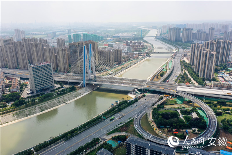 俯瞰引江济淮金寨南路桥开通放行。人民网记者 陈若天摄