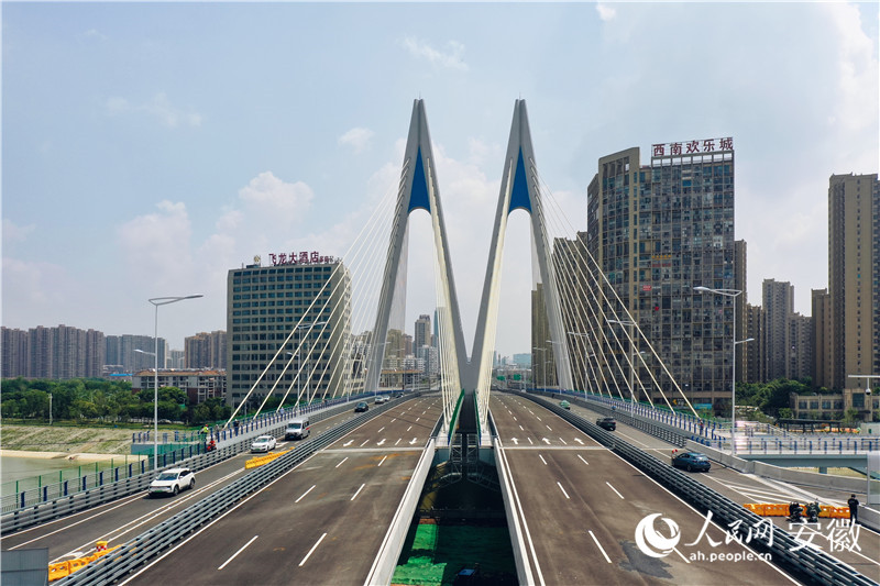 俯瞰引江济淮金寨南路桥开通放行2。人民网记者 陈若天摄