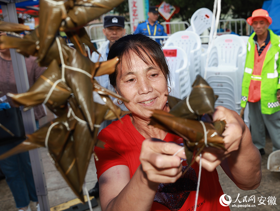 綁粽子是關鍵。人民網記者 張俊攝