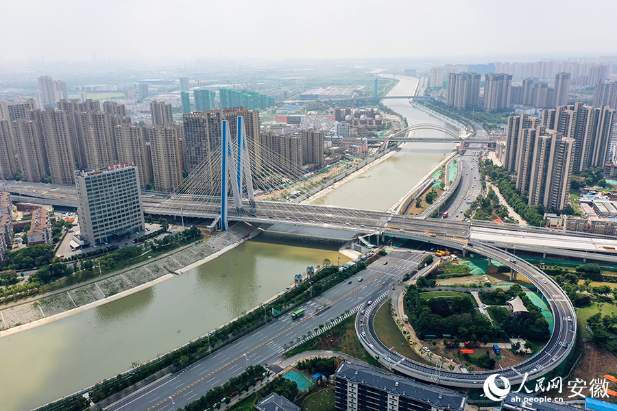 俯瞰引江济淮金寨南路桥开通放行。人民网记者 陈若天摄