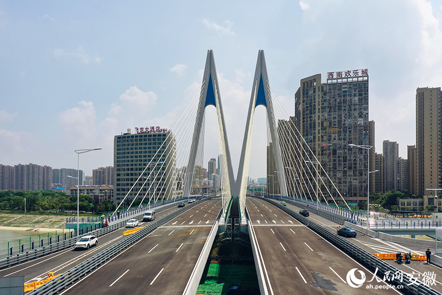 引江济淮金寨南路桥开通放行。人民网记者 陈若天摄