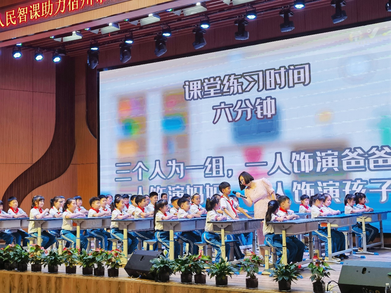 人民智课互动双师示范课《表演与表达》走进埇桥区通济小学。梁炜陇供图