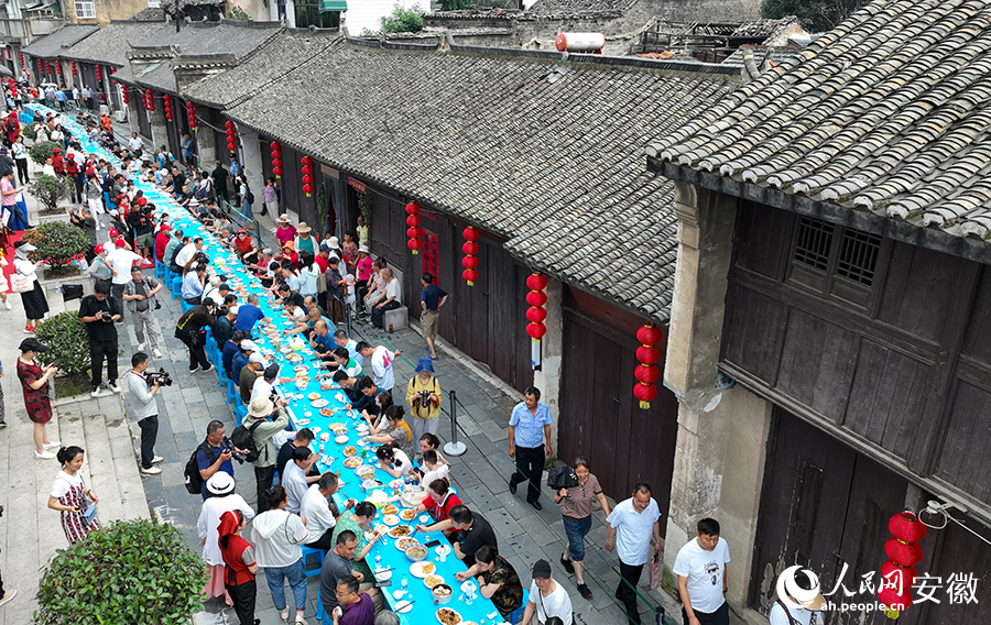长达百米的早茶长桌上，摆满了当地特色早茶。人民网记者 陶涛摄