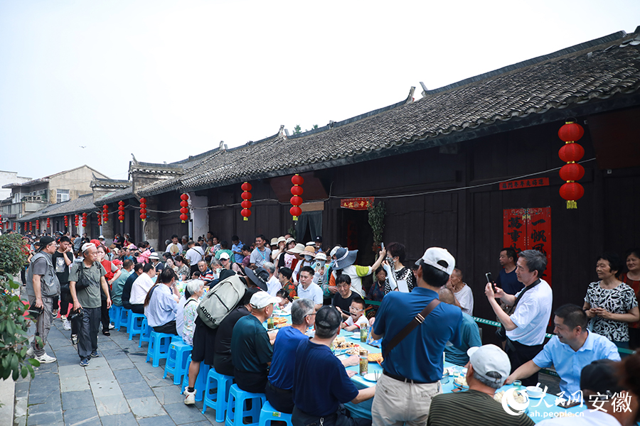 在现场，主办方还邀请了巢湖本地的各级好人、道德模范代表等来品尝早茶美食。人民网记者 陶涛摄