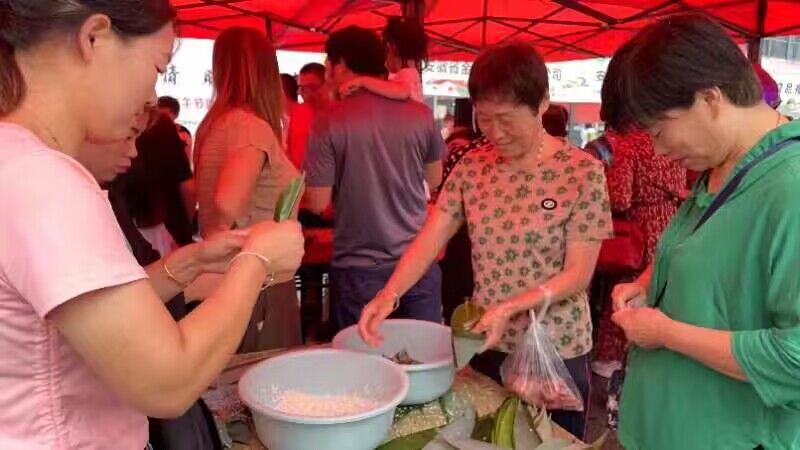 包粽子。臨泉縣商務局供圖