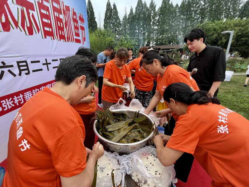 包粽子比赛。六郎镇供图