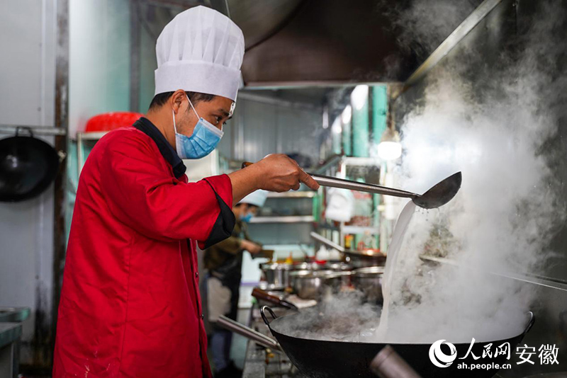 农家乐大厨正在烧制菜品。人民网记者 王锐摄