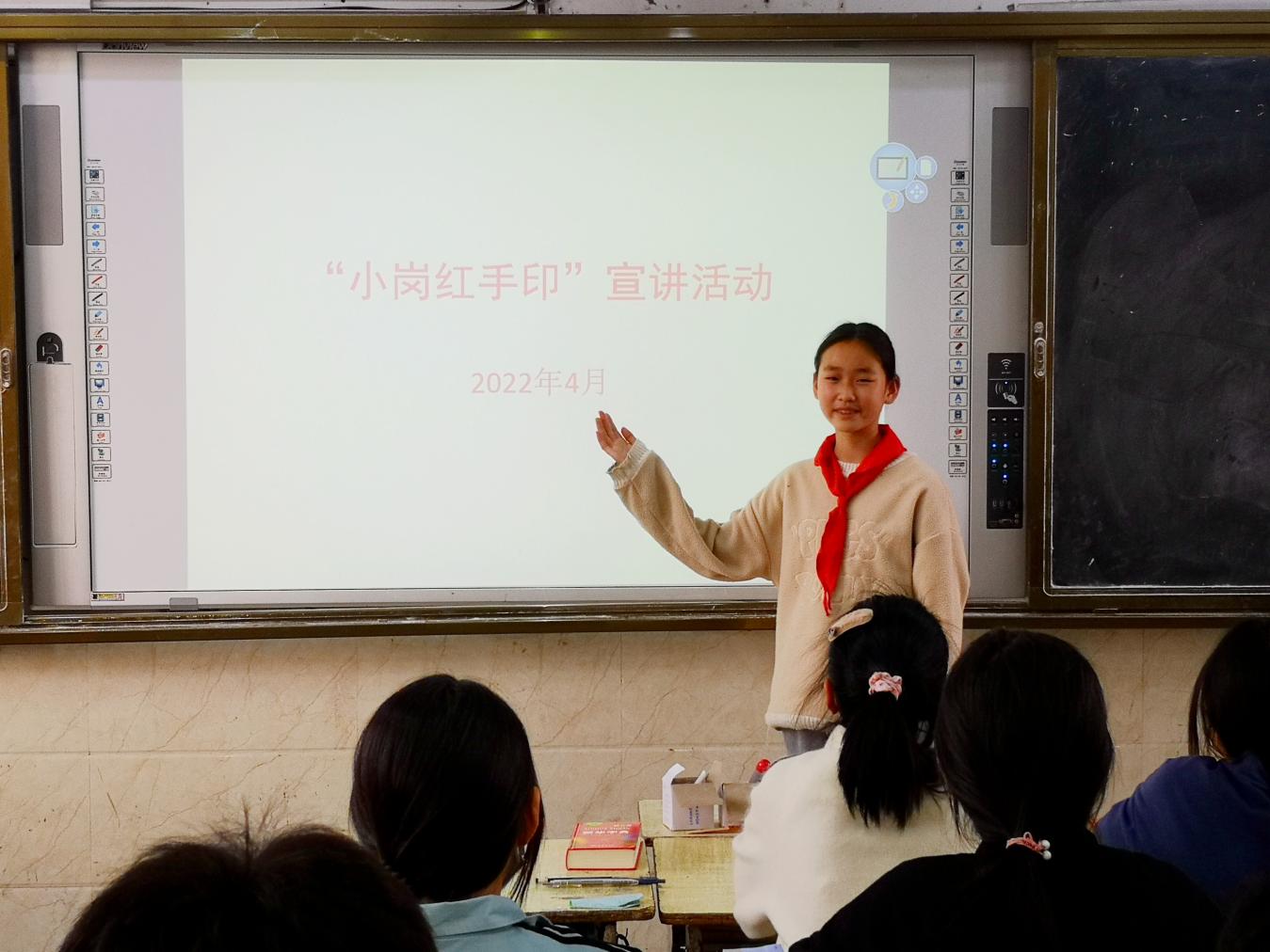 “小小讲解员”赵敏佳在学校开展宣讲活动。凤阳县小岗学校供图