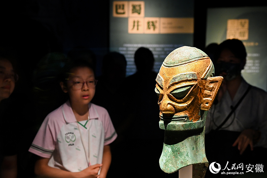 “戴金面罩青铜人头像”展出。人民网记者 苗子健摄