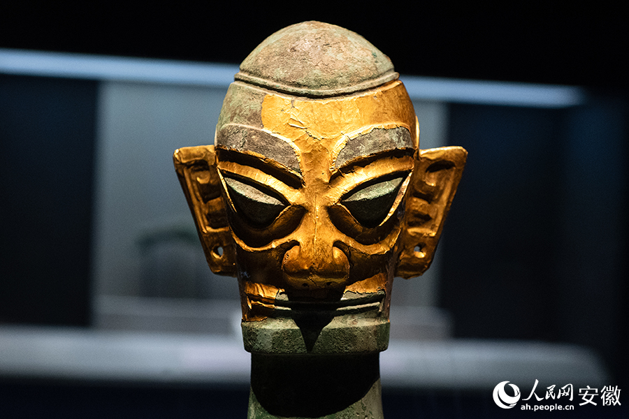 “戴金面罩青铜人头像”在安徽博物院展出。人民网记者 苗子健摄