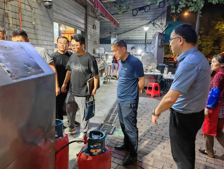 铜陵市住建局开展餐饮商户燃气安全隐患检查。铜陵市应急局 供图