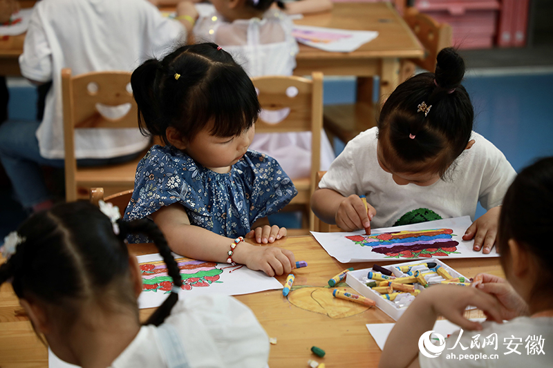 孩子們在課堂上畫畫。人民網記者 陶濤攝