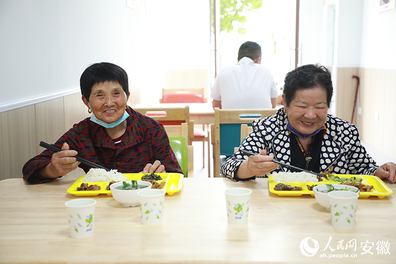 老年人在助餐點用餐。人民網記者 陶濤攝