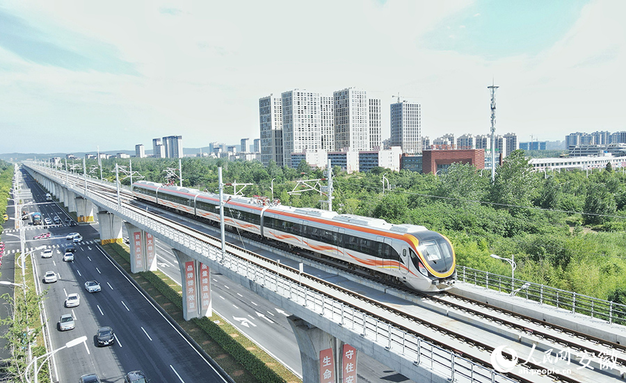 穿城而过的滁宁城际铁路列车。人民网记者 王锐摄