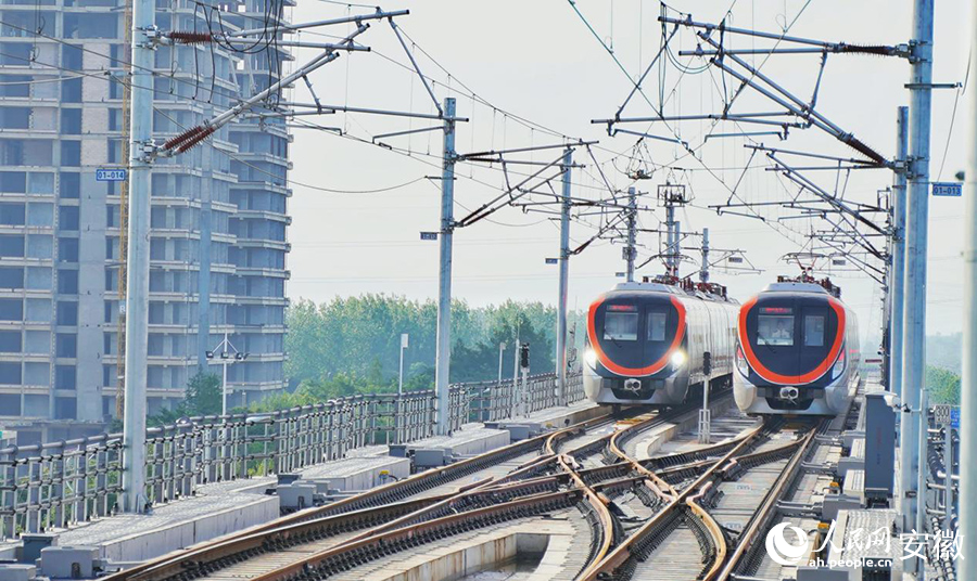 正在运行的滁宁城际铁路列车。人民网记者 王锐摄
