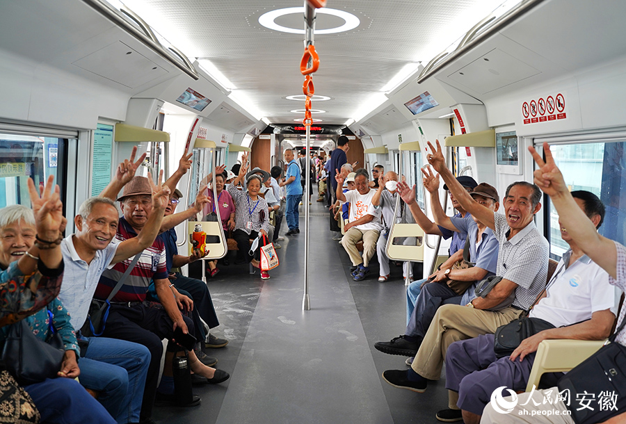首批乘坐滁宁城际铁路的滁州市民。人民网记者 王锐摄