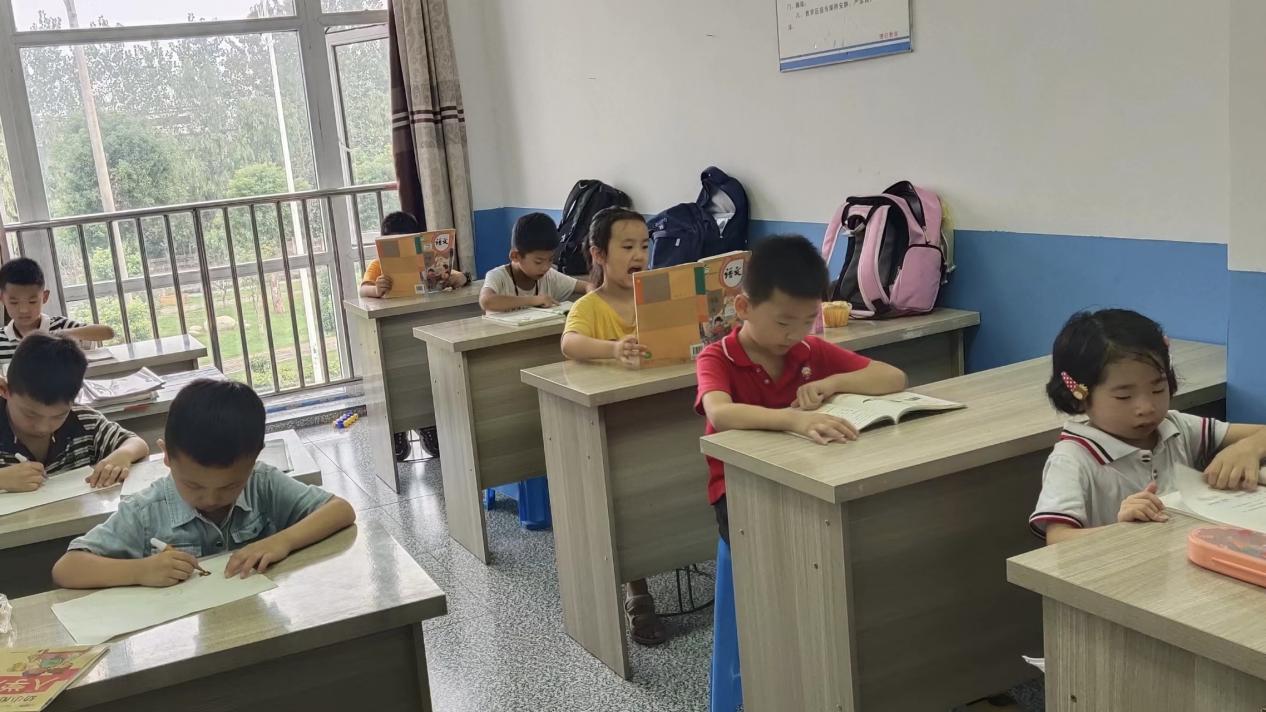 申洲针织（安徽）有限公司暑期托育班内，孩子们正在学习。安庆市人社局供图