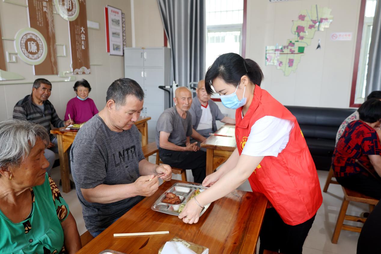 黄庄村的老人正在村里的老年食堂就餐。谯城区华佗镇供图