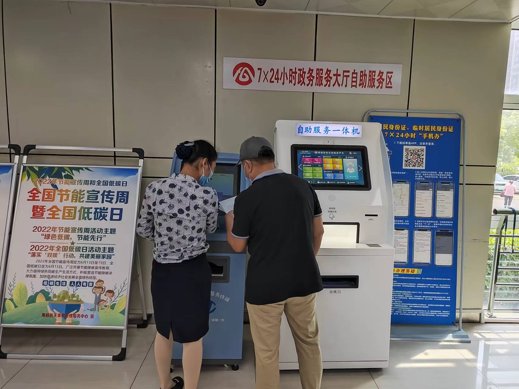 為群眾提供幫辦服務。王友唐攝影