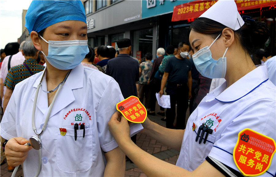 六安经济开发区社区卫生服务中心党员流动服务岗的医护人员在佩戴“共产党员服务岗”袖标。陈力摄