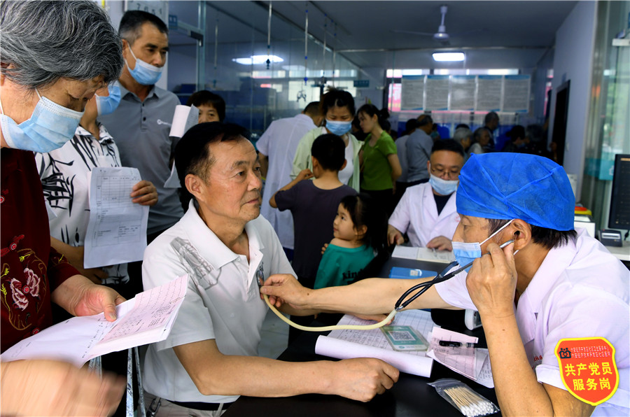 六安经济开发区社区卫生服务中心党员流动服务岗的医生在为居民义诊。陈力摄