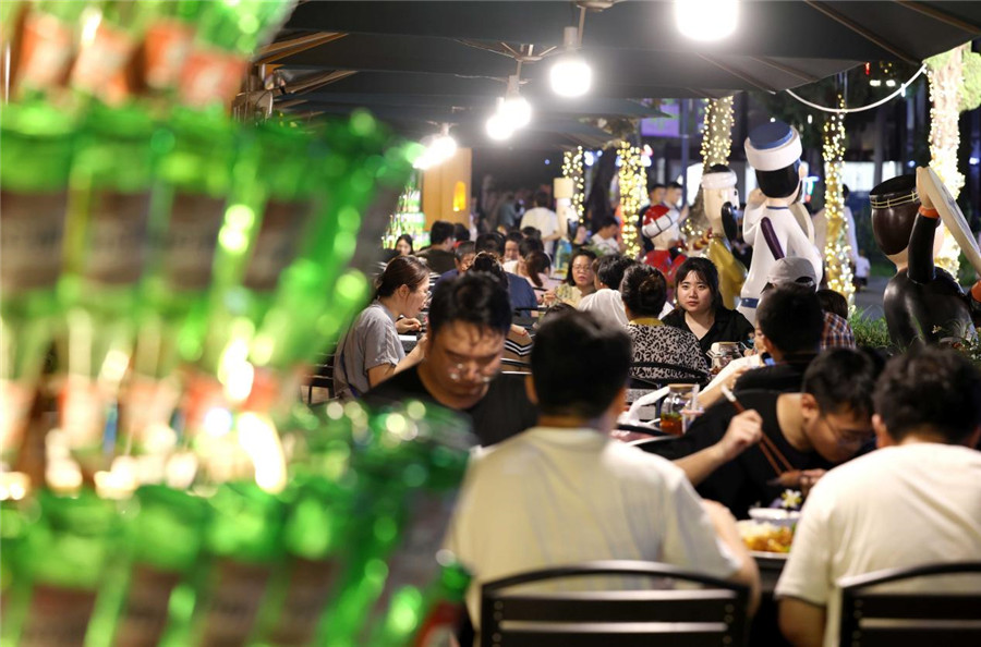 6月29日晚，在由老厂房改造的合肥市瑶海区长江180艺术街区，市民在夜间市集餐饮消费。解琛摄