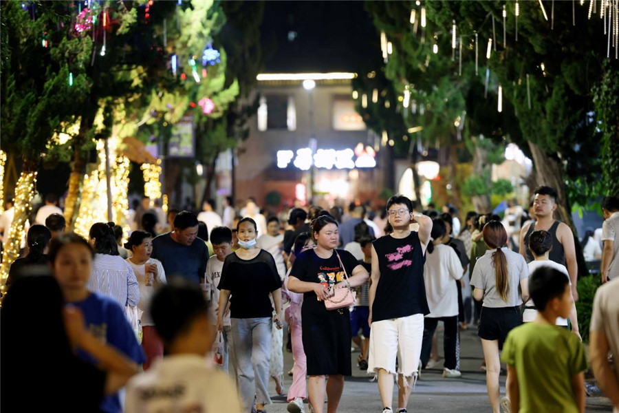 6月29日晚，在由老厂房改造的合肥市瑶海区长江180艺术街区，市民在夜间市集休闲游玩。解琛摄