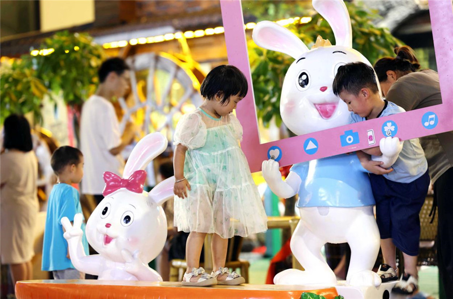 6月29日晚，在由老厂房改造的合肥市瑶海区长江180艺术街区，孩子在夜间市集休闲游玩。解琛摄
