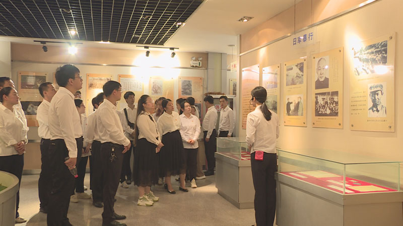 参观无为市革命史迹展览馆。张爱玲摄