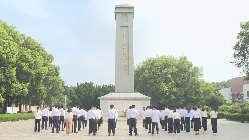 参观无为市烈士陵园。张爱玲摄