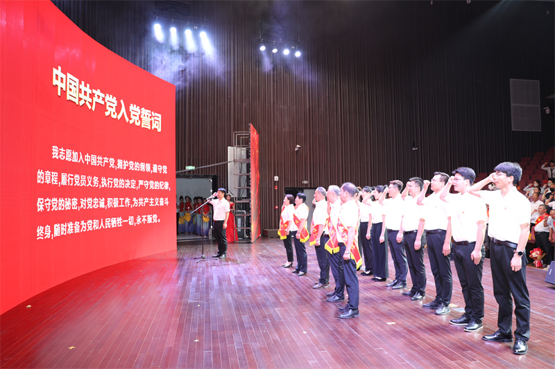 入黨誓詞。任明華攝