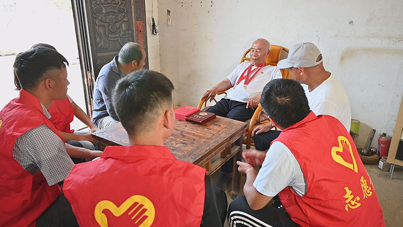 抗美援朝老战士为年轻党员上党课。定远县委宣传部供图