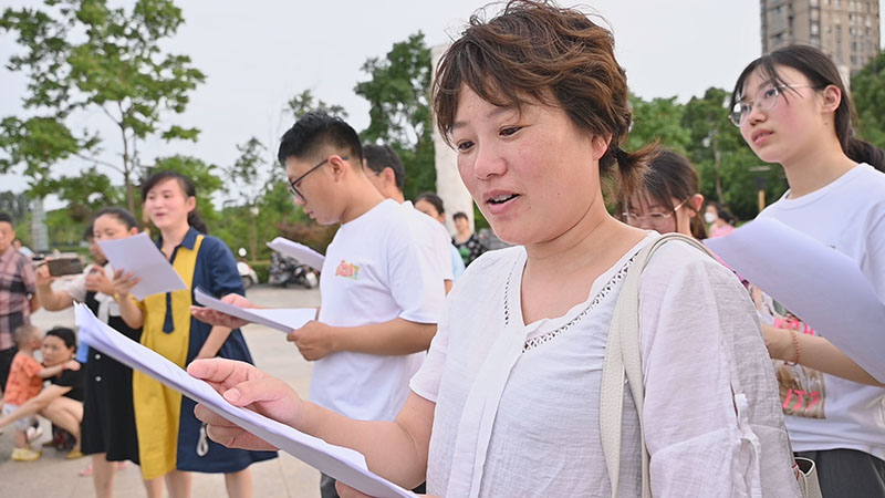 在定远县人民广场上演红歌“快闪”活动。定远县委宣传部供图