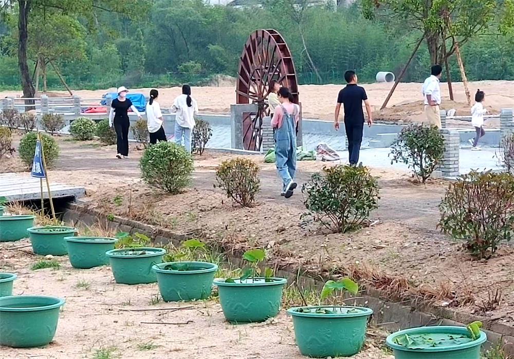 游客在尖刀嘴沙滩公园游玩。黄健生供图