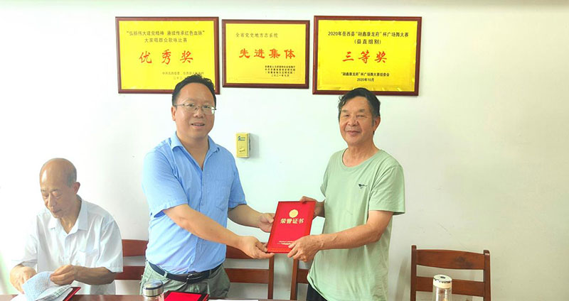 授予編外人員“特約顧問”稱號。岳西縣委宣傳部供圖