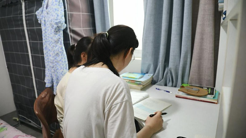 吳詩妍在家裡研究如何填志願。郎溪縣委宣傳部供圖