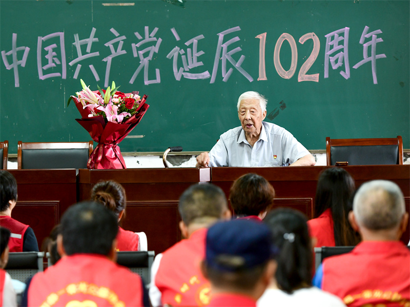 2023年7月1日，在和县卜陈中学，叶连平给志愿者上党课。