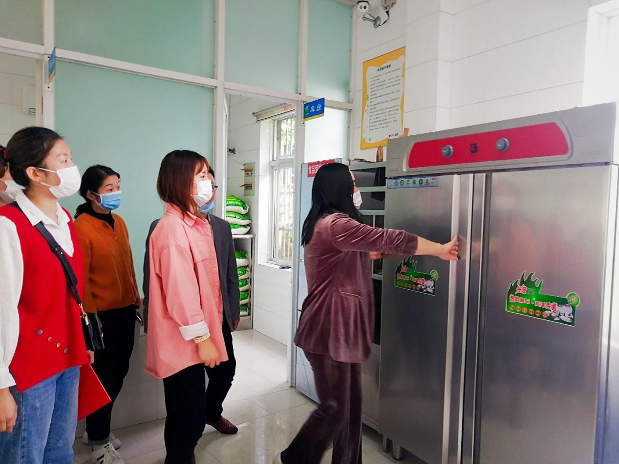 幼儿家长走进幼儿食堂，参与膳食管理。丁兆安 摄