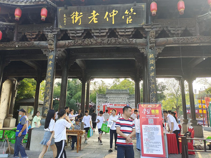 在管仲老街开展“扫黄打非”进景区宣传活动。颍上县委宣传部供图