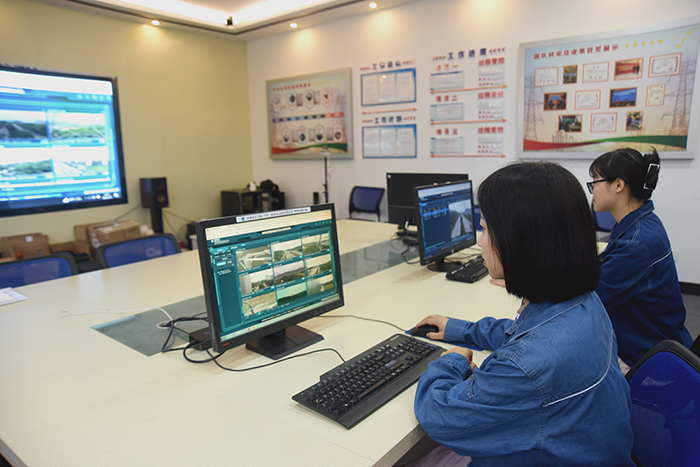 7月4日，國網馬鞍山供電公司工作人員通過輸電全景智慧管控平台進行遠程實時監控。常舜禹 攝