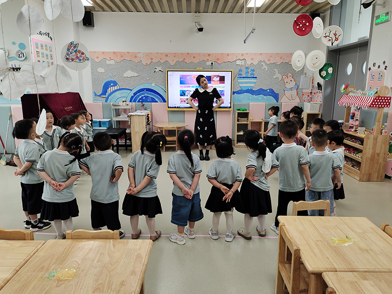 宁国市第三幼儿园托班内,老师在带孩子们做游戏。彭余婷摄