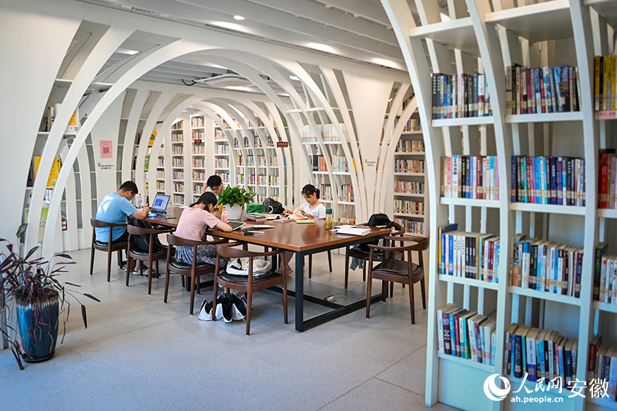 读者在看书、学习。人民网记者 苗子健摄