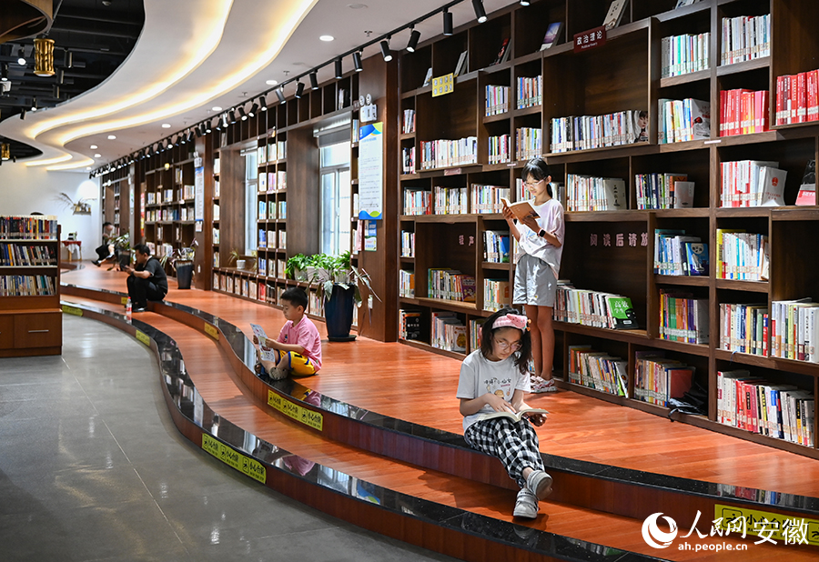 讀者在翻閱書籍。人民網記者 苗子健攝