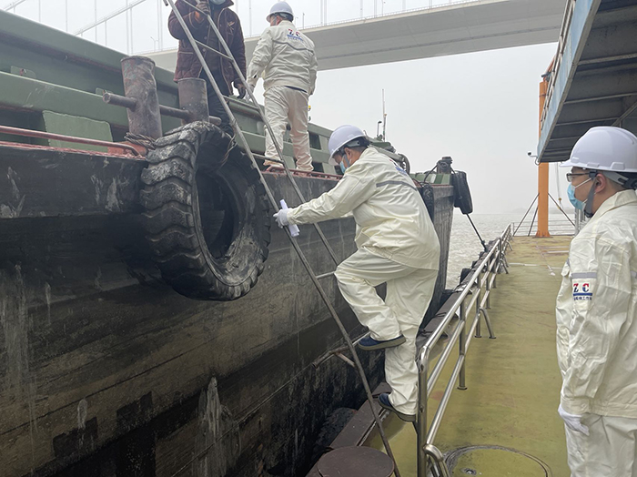 蘇皖船檢一體化工作站驗船師工作中