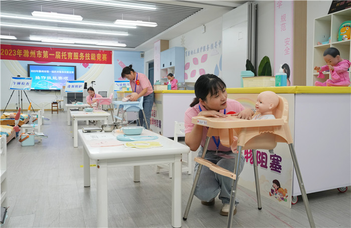 7月8日，选手在进行婴幼儿进餐照护项目竞赛。胡磊摄