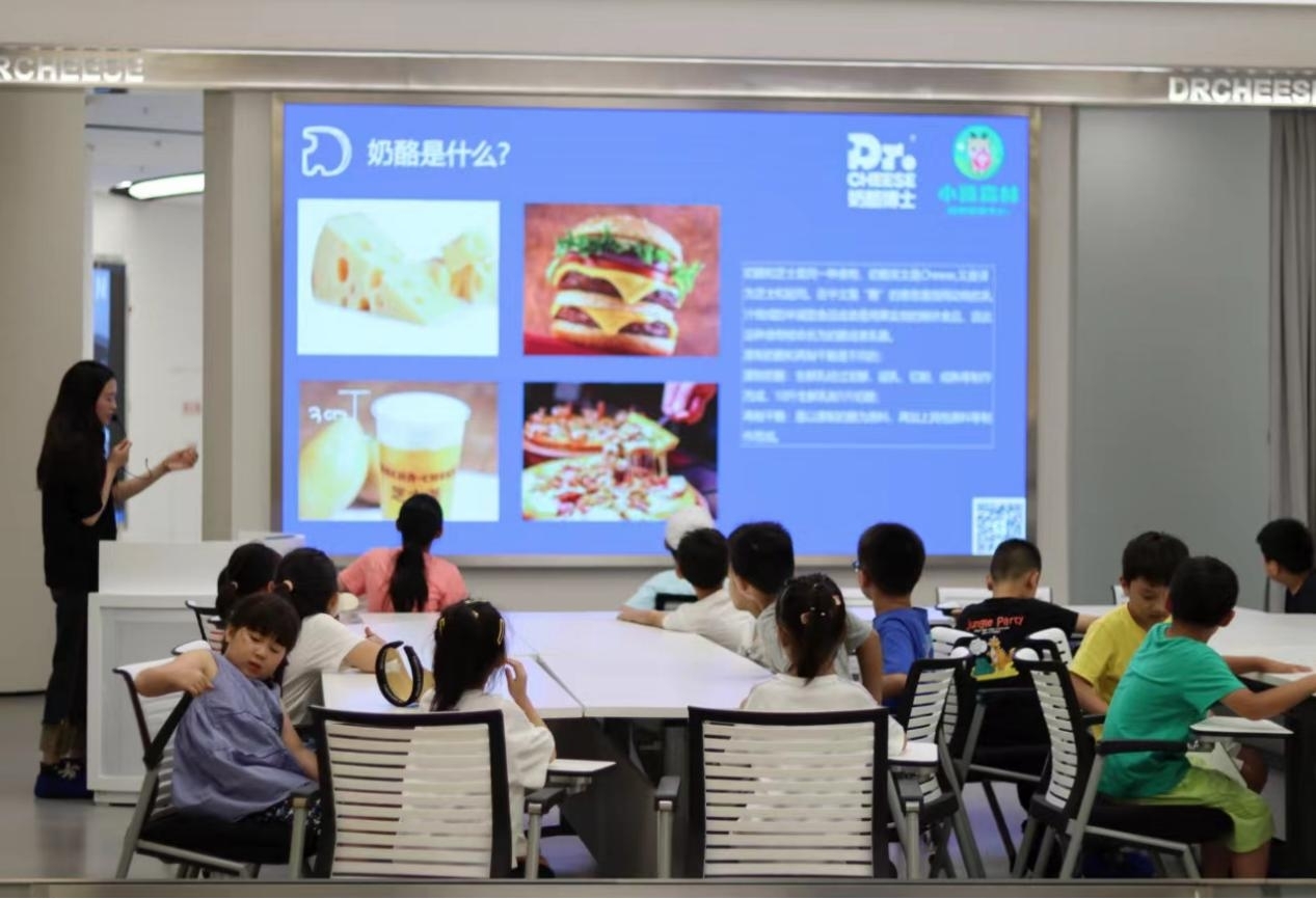 在奶酪博士工厂学习奶酪的营养知识。滁州琅琊区委宣传部供图