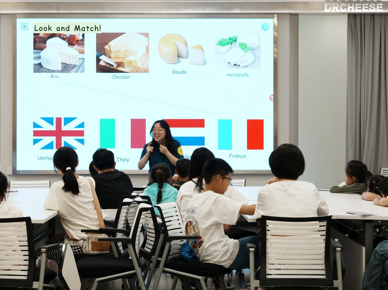 学习奶酪发展历史的趣味课程。滁州琅琊区委宣传部供图